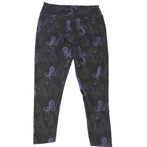 TC Dancing Grey Ghost  Women's Plus Leggings Black Background